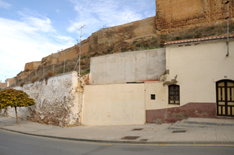 Extremo noroeste de la barbacana de la Alcazaba de Guadix sobre la calle San Miguel