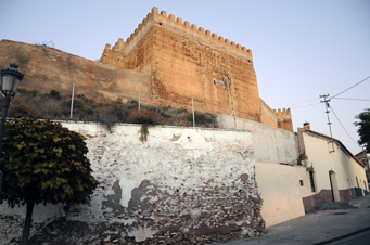 Torre oeste de la barbacana de la Alcazaba de Guadix en Granada sobre las cuevas de la calle San Miguel