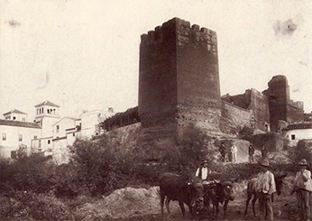 Alcazaba de Guadix hacia 1920 con la torre T1 en primer plano  y sin las viviendas actuales