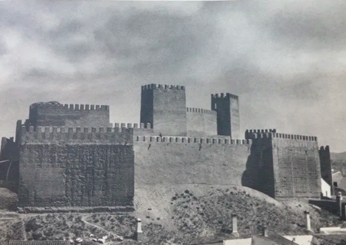 Barbacana y muralla exterior de la Alcazaba de Guadix hacia 1950